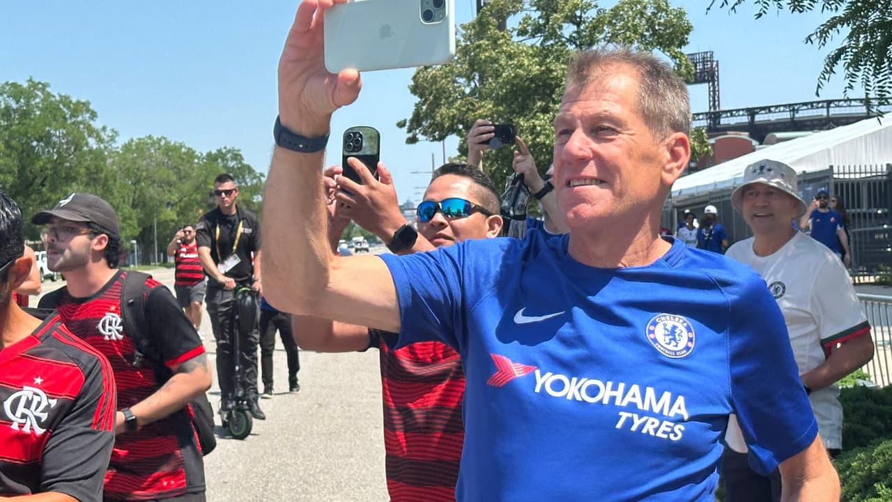 Torcedores do Chelsea admiram festa rubro-negra nos arredores do estádio