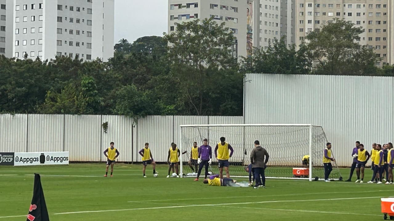 Meia sente dores e 'assusta' durante treino do Corinthians; veja o vídeo