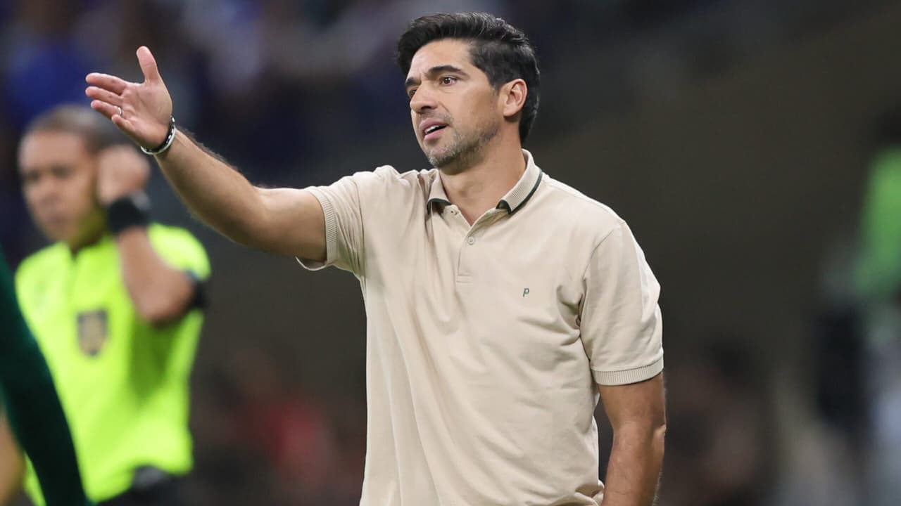 Técnico do Palmeiras se choca com cinegrafista e lamenta incidente recorrente