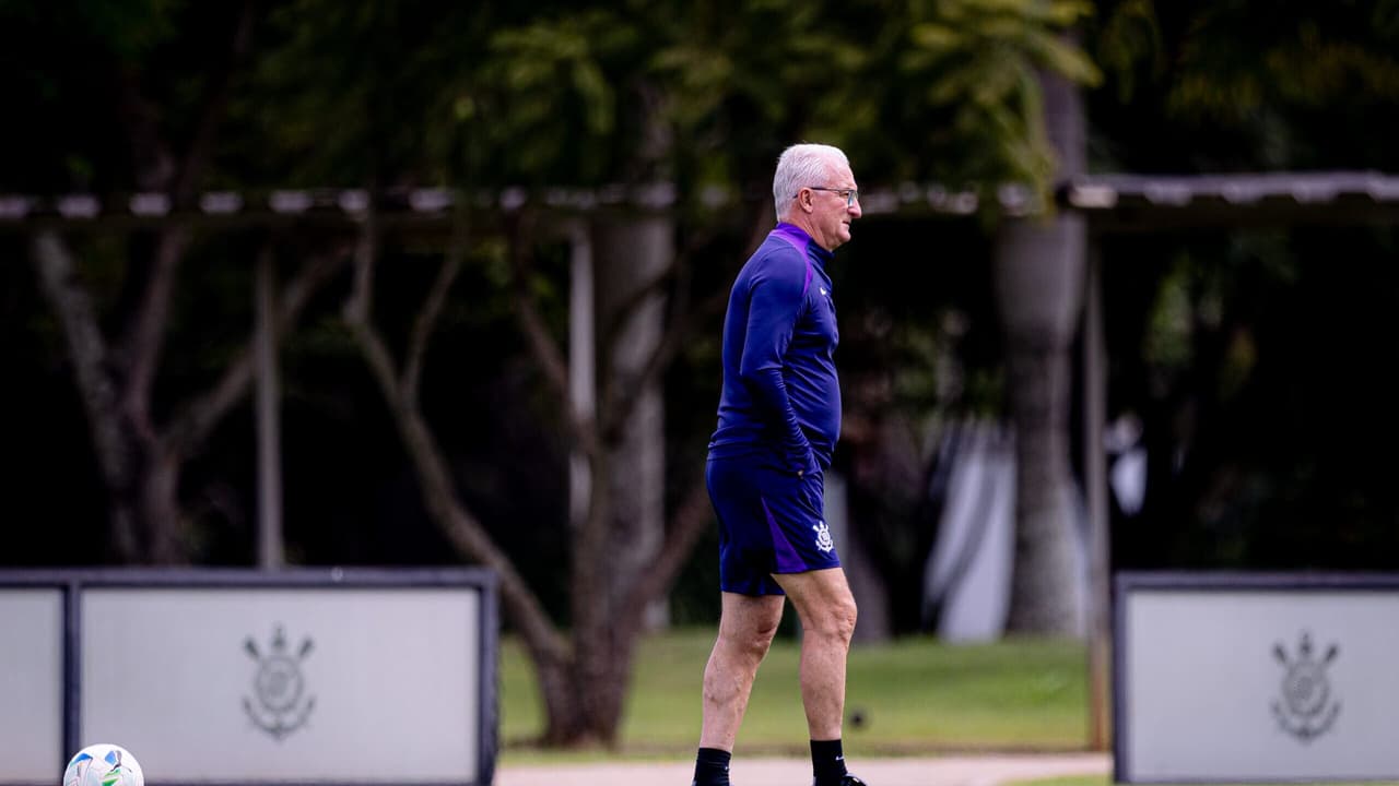 Dorival Júnior aplica experiência na CBF para gerenciar política do Corinthians.