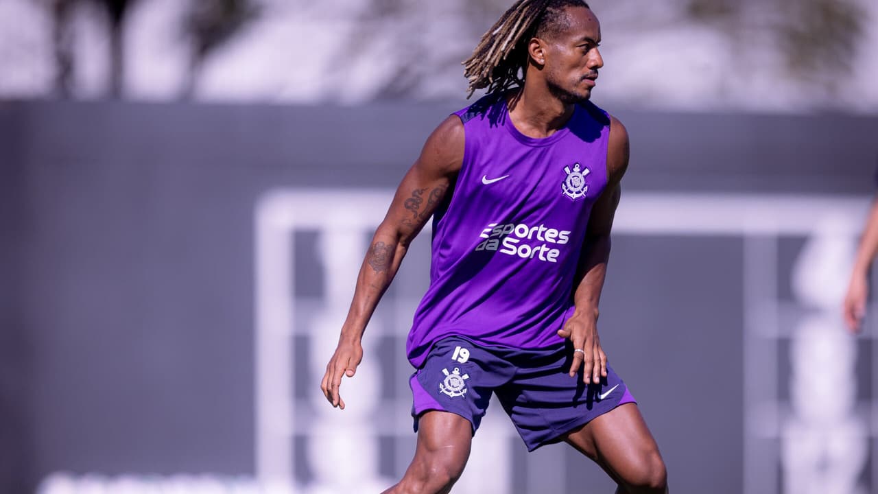Dorival Júnior testa Carrillo 'mais ofensivo' em treino do Corinthians