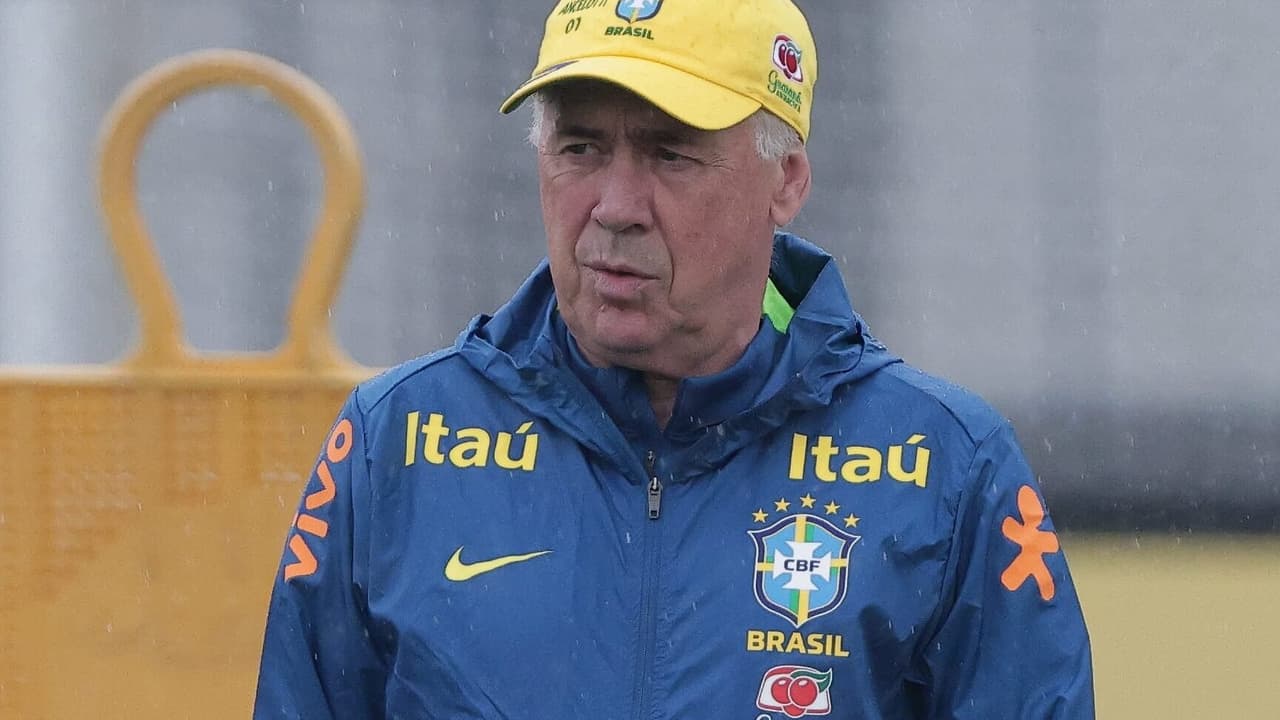 Seleção brasileira de Ancelotti sem ex-jogador do Flamengo divide opiniões online.