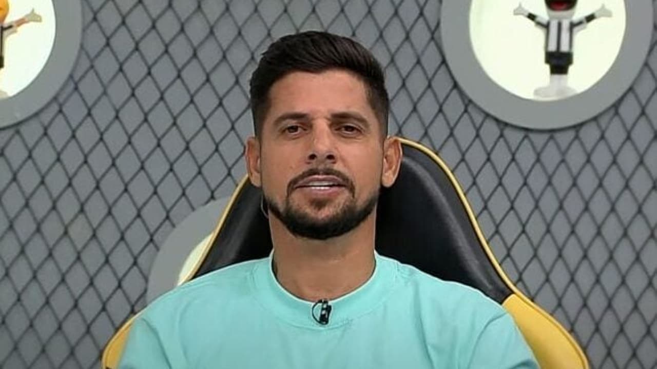 Cicinho aponta favorito entre Palmeiras e Porto e revela destino do Flamengo