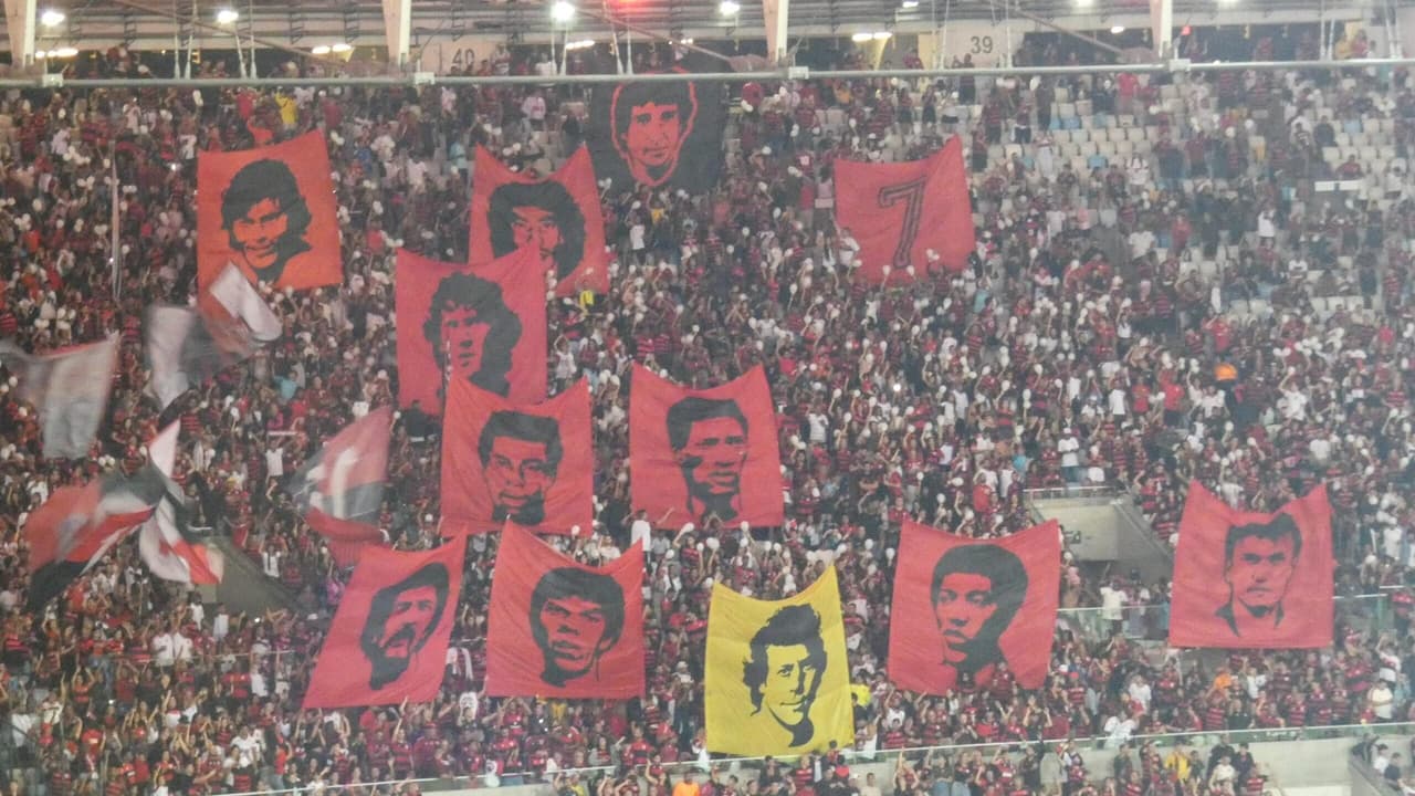 Torcida do Flamengo homenageia campeões do mundo em 1981