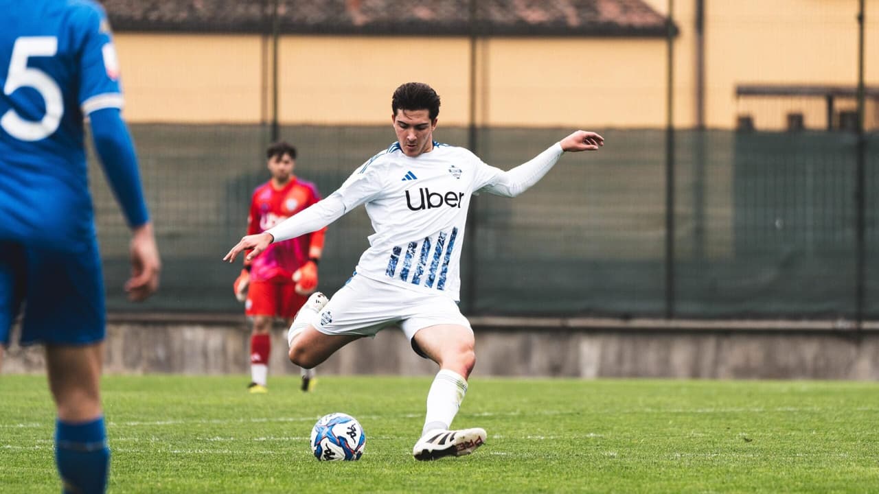 Time europeu monitora João Gabriel, zagueiro do Como; Corinthians pode se beneficiar.