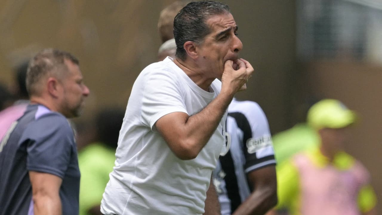 Jornal repercute demissão de Paiva no Botafogo: 'Sem futebol real'