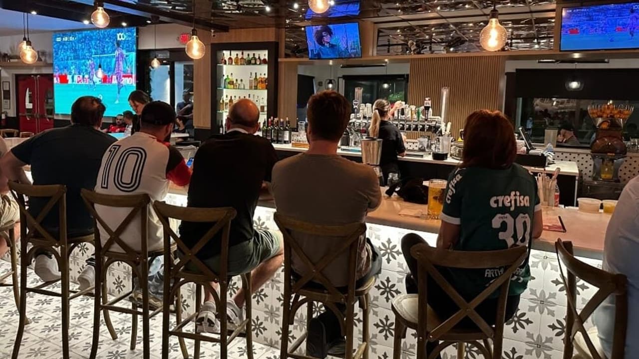 Rivalidade entre Torcedores de Flamengo e Palmeiras em Restaurante nos EUA