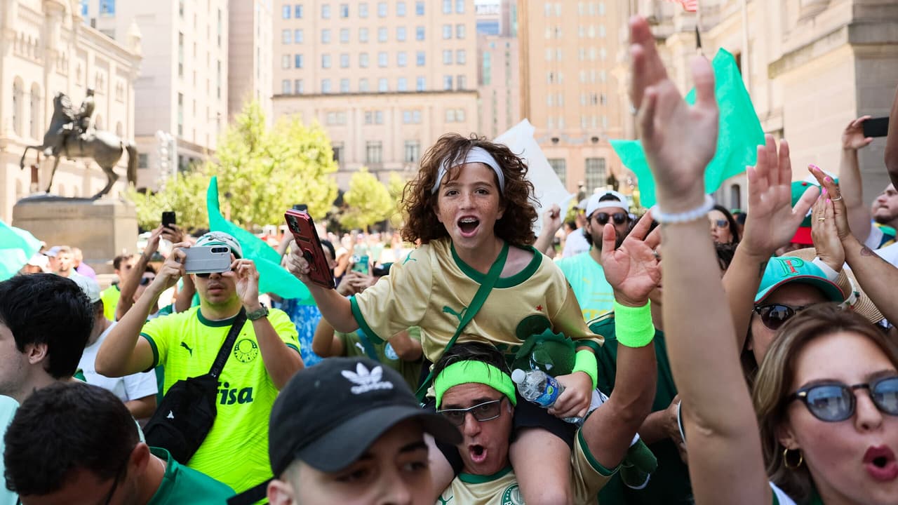 Torcida do Palmeiras se reúne no City Hall antes do jogo contra o Chelsea.