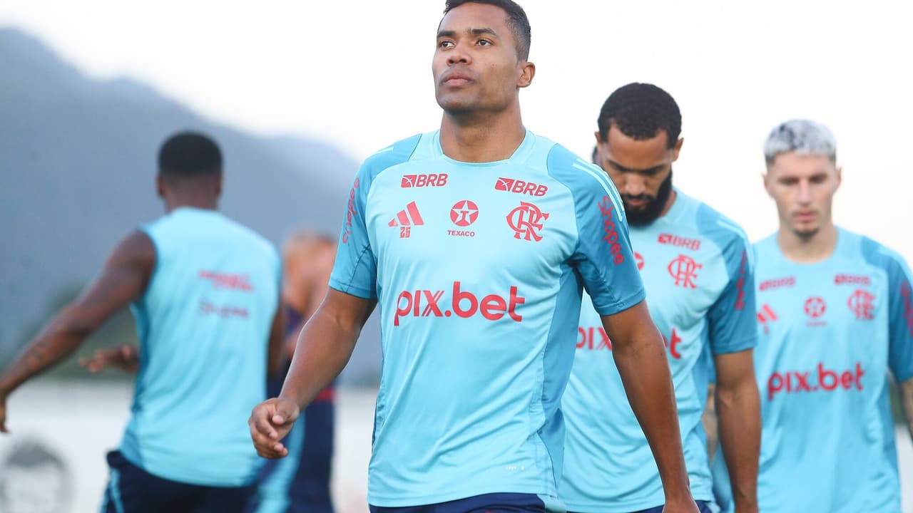 Flamengo confirma lesão de Alex Sandro e situação de Ayrton Lucas.