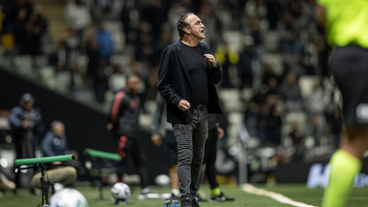 Atlético-MG enfrenta Palmeiras em confronto decisivo pelo campeonato nacional.