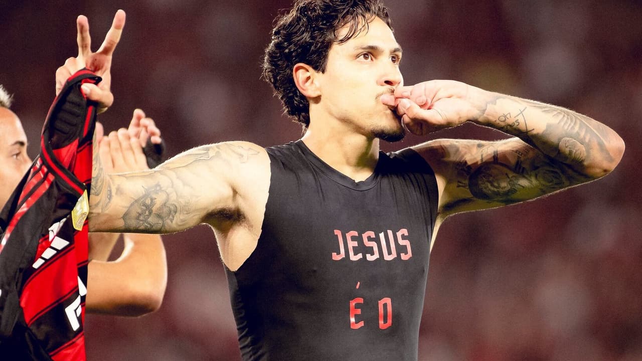 Mascote de clube europeu celebra gol de Pedro em clássico carioca.
