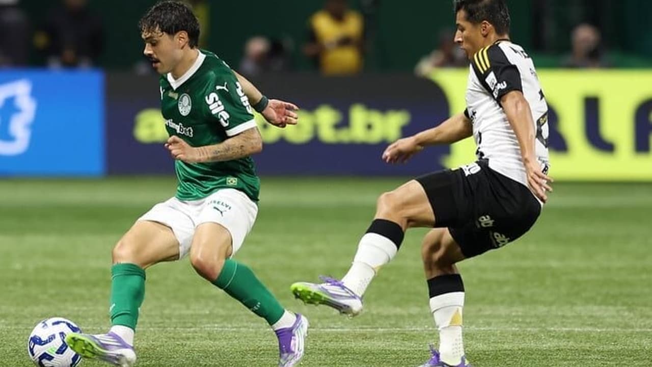 Palmeiras: Mauricio celebra gol e vitória em casa mostrando responsabilidade.