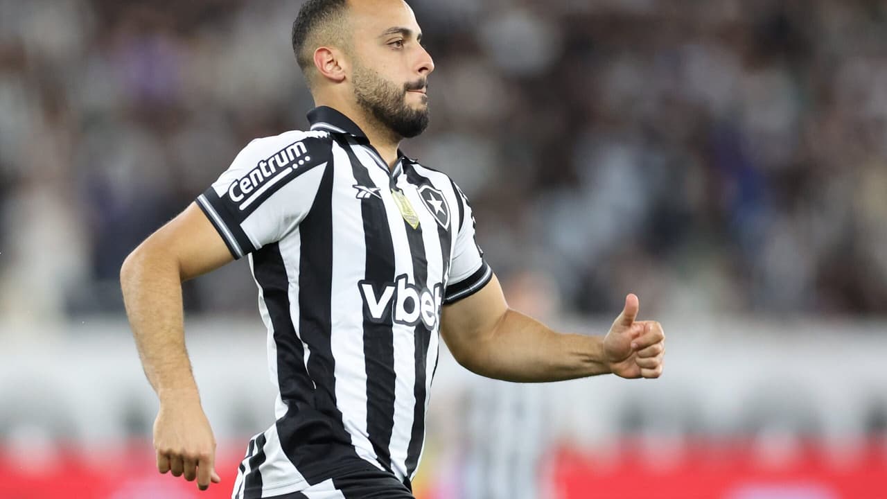 Botafogo quer centroavante, mas age com cautela no mercado