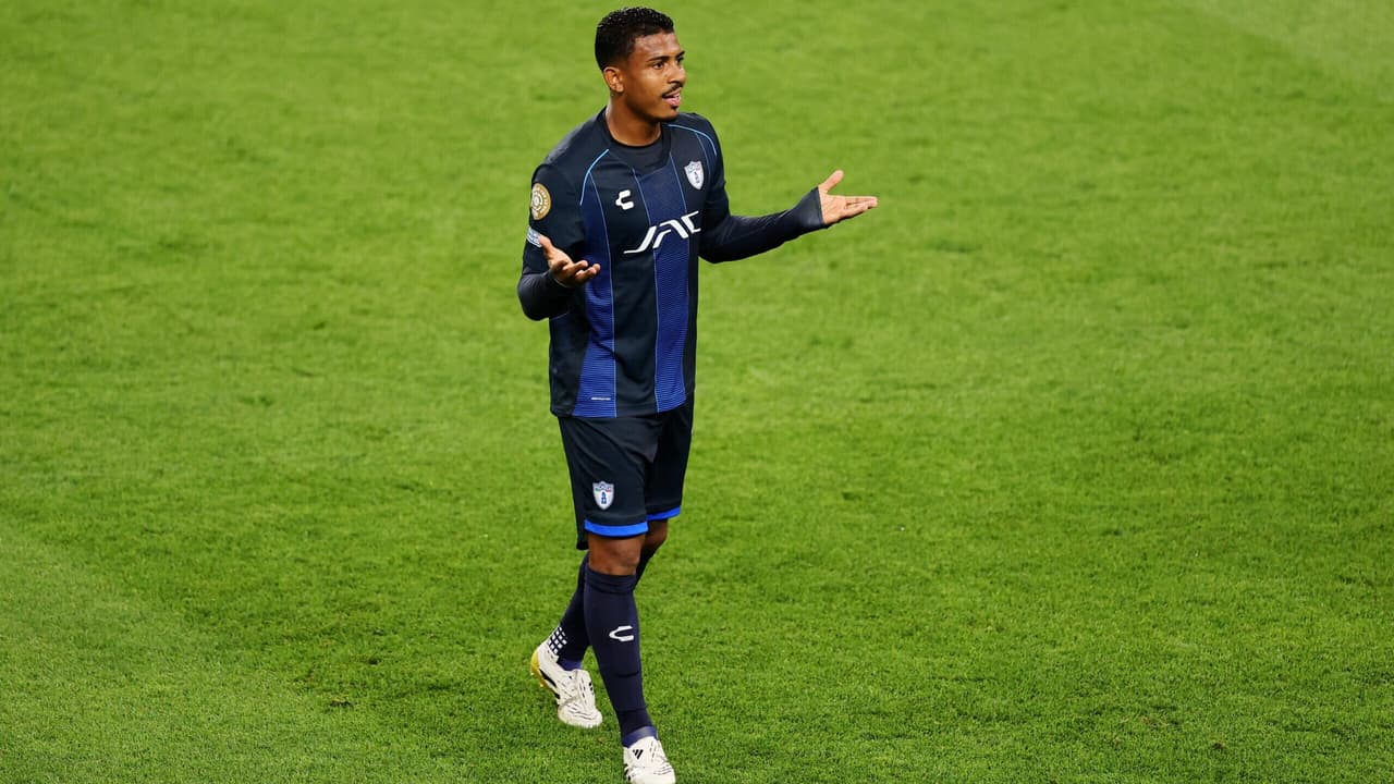 John Kennedy sofre com mudanças no Pachuca e retorno ao Fluminense é estudado