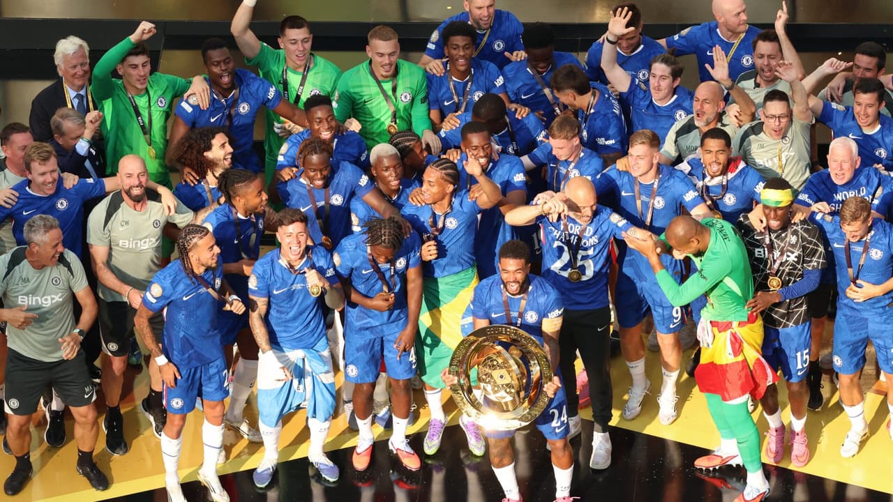 Campeão do Mundo Com Chelsea Exibe Camisa do Flamengo em Foto.