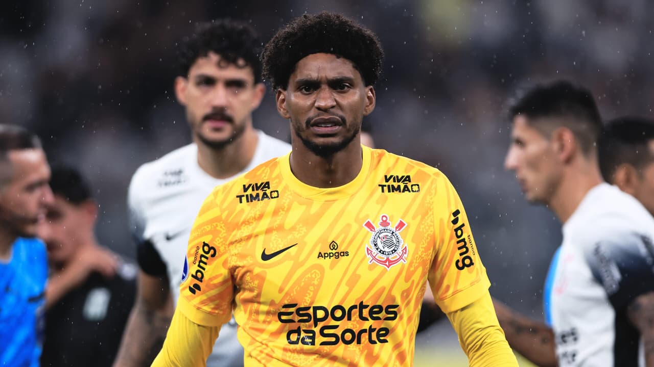 Hugo Souza enfrenta mal-estar em jogos recentes do Corinthians.
