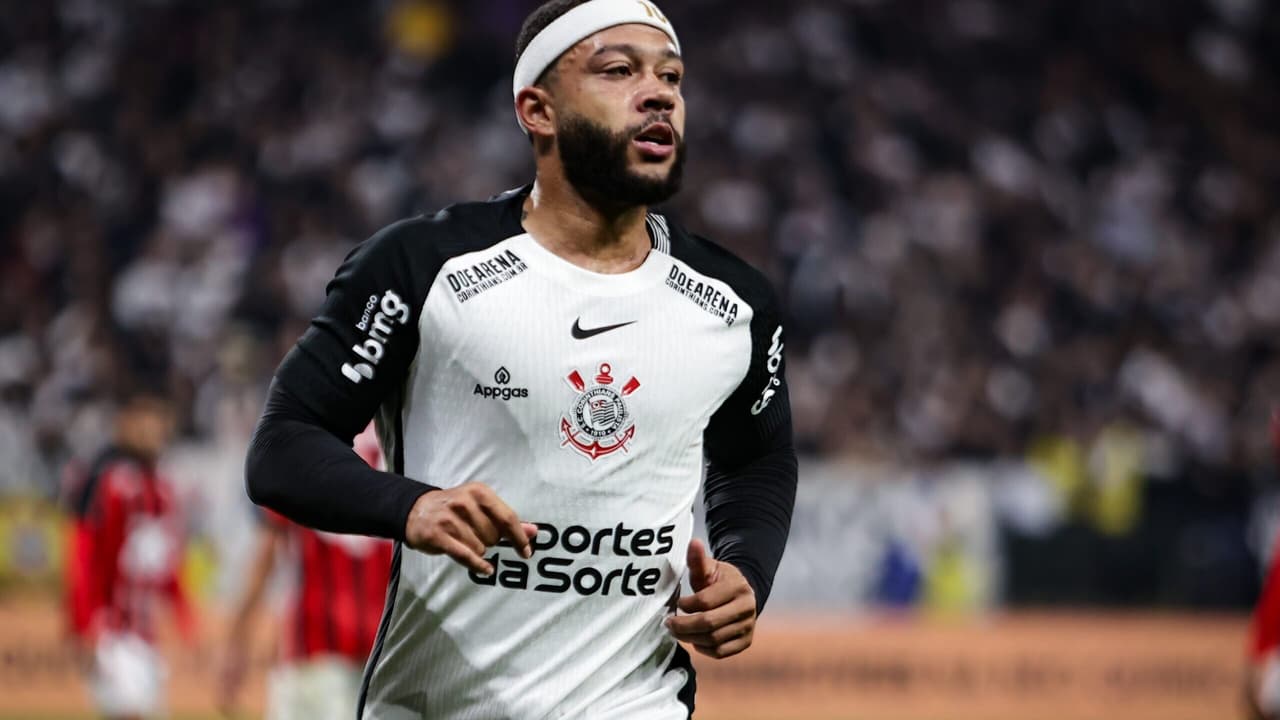 Memphis de volta aos treinos no Corinthians após reunião com diretoria.