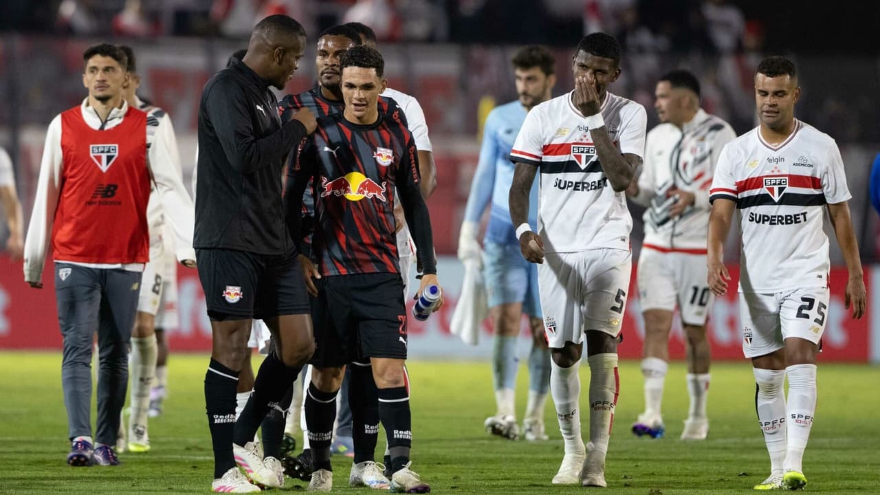Torcida do São Paulo se manifesta após empate frustrante com o Bragantino