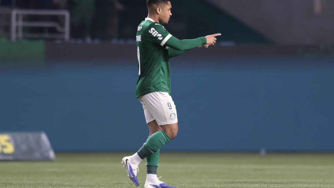Vitor Roque destaca desempenho e pressão no Palmeiras: 