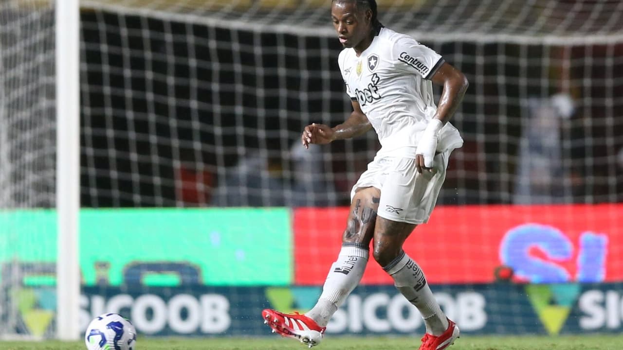 Kaio volta a usar sobrenome Pantaleão e vive expectativa pelo primeiro gol no Botafogo