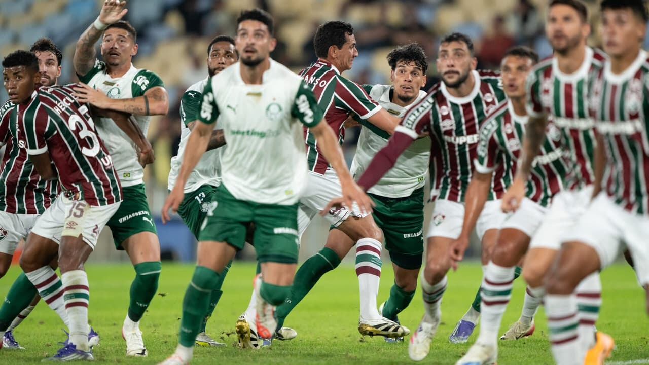 Comentarista de arbitragem define expulsão em jogo entre Fluminense e Palmeiras.