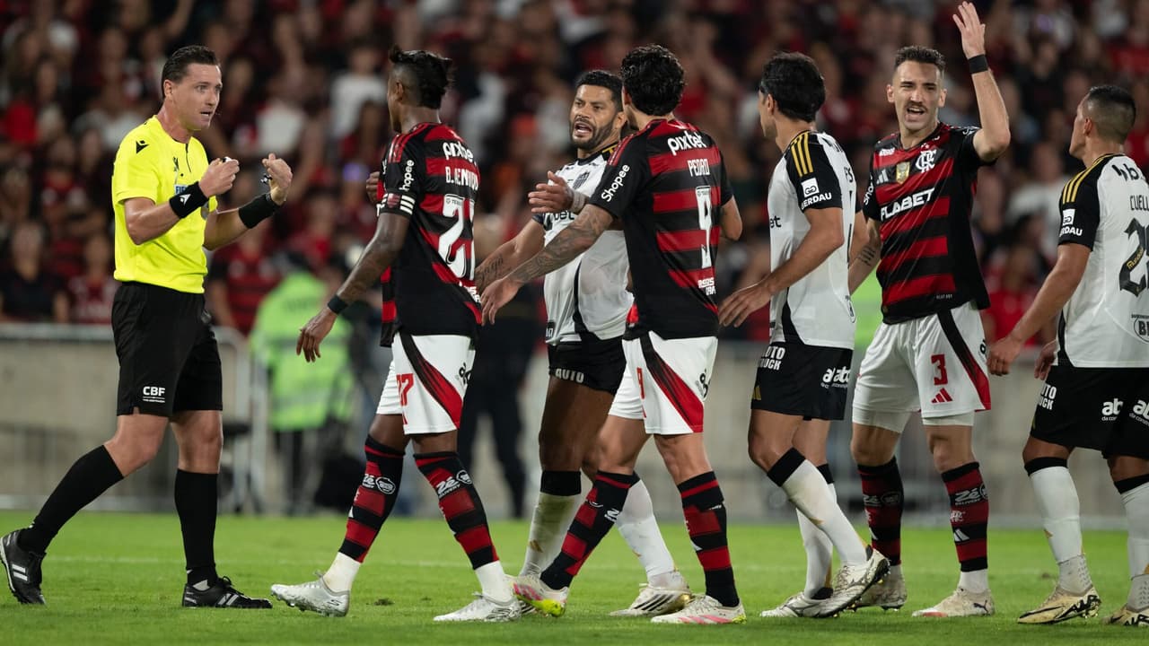 Var divulga áudio polêmico em lance do jogo Flamengo x Atlético-MG.