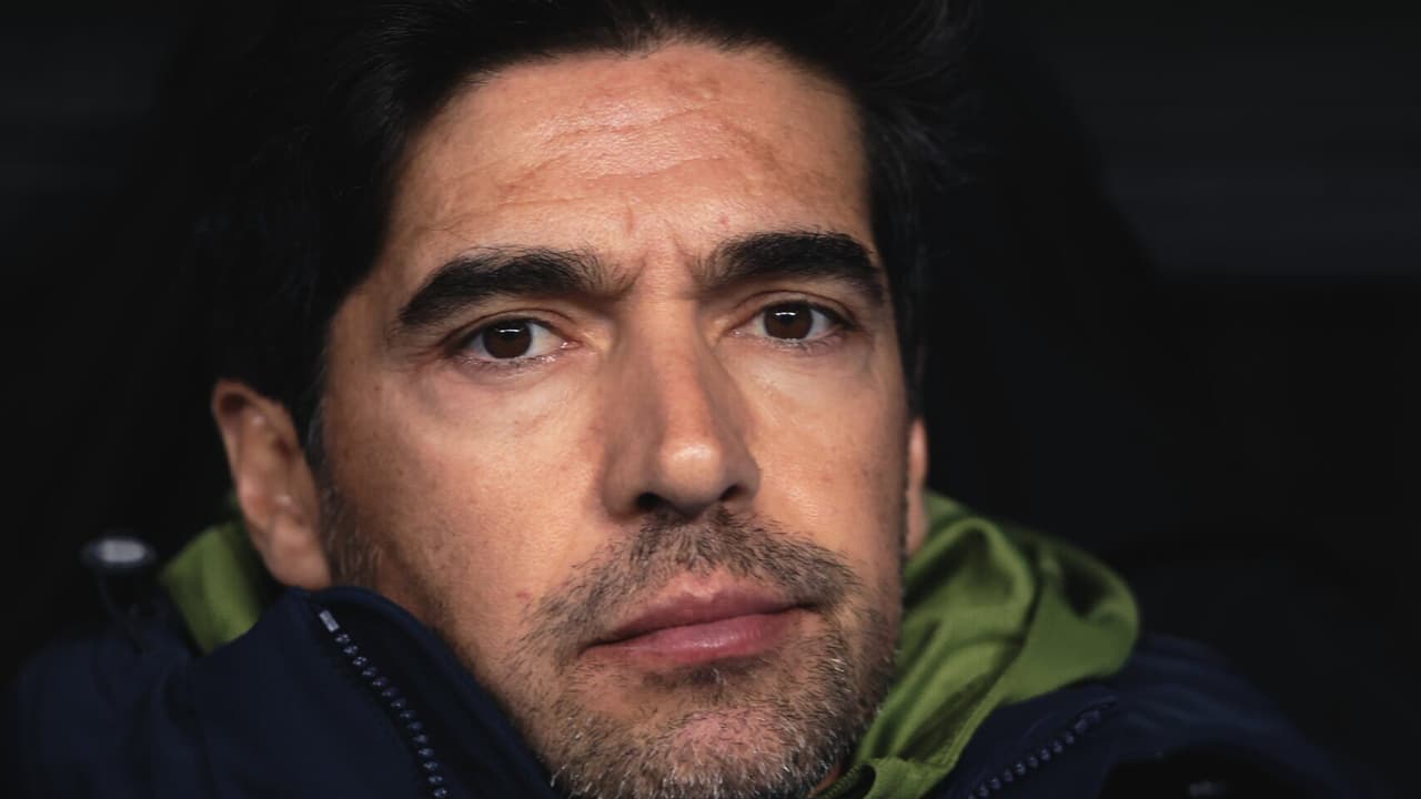Abel analisa estratégia de mercado do Palmeiras e abandona entrevista