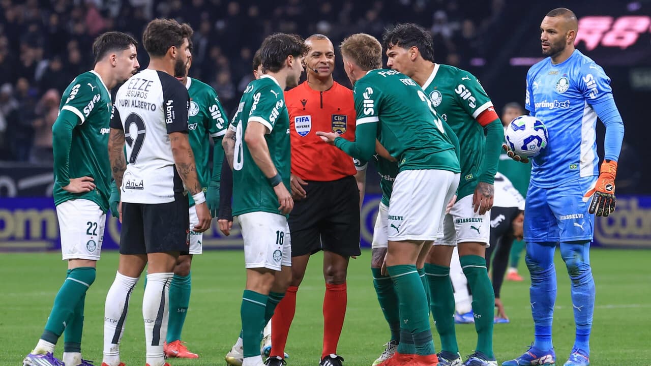 Var em Derby causa polêmica: Lucas Evangelista, do Palmeiras, critica interferências no jogo.
