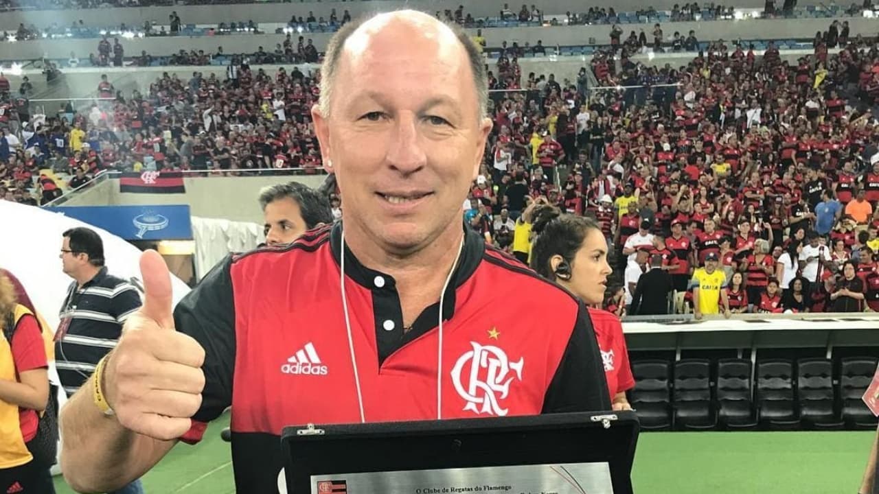 Alcindo, ex-atacante do Flamengo, segue paradeiro incerto após a aposentadoria.