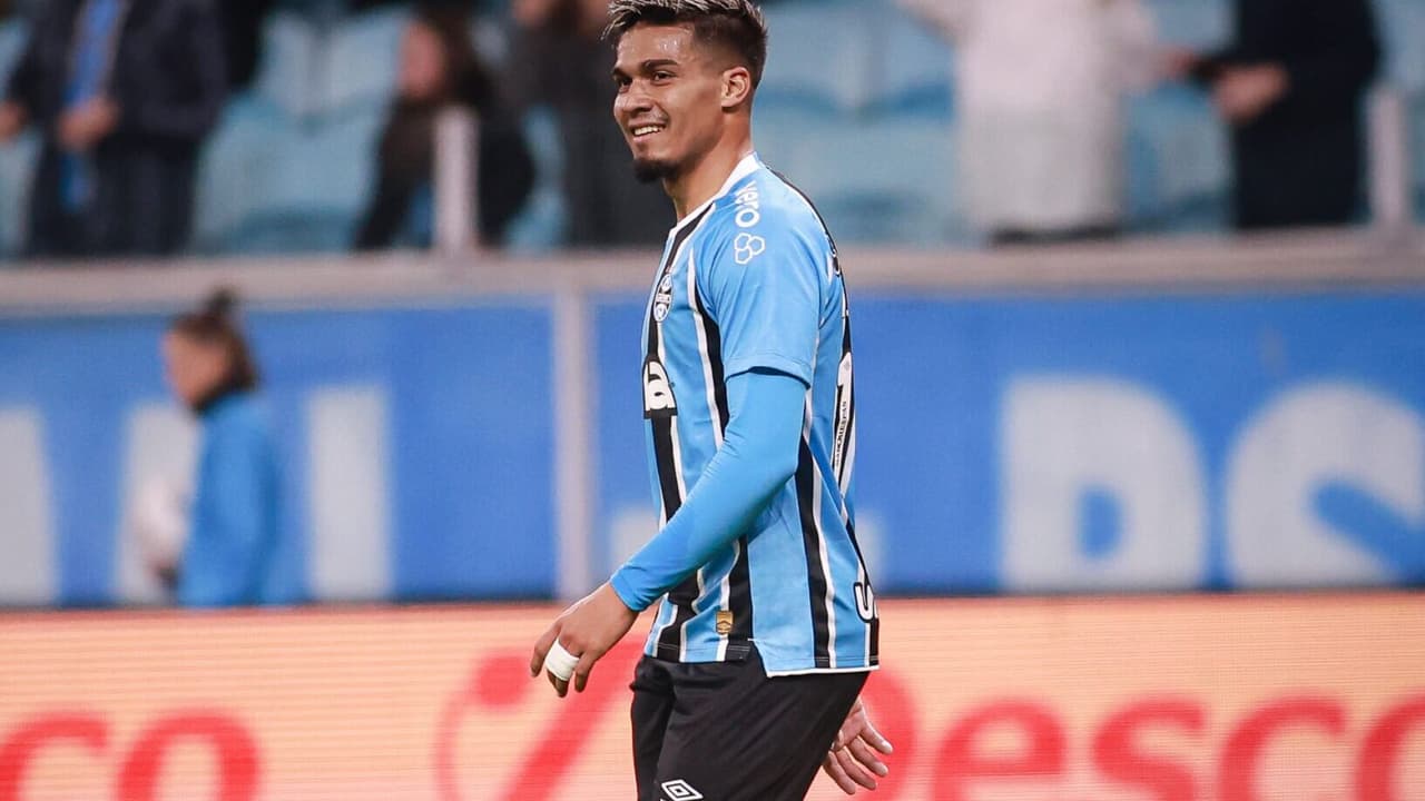 Mano Menezes cita rival ao comentar situação de Arezo no Grêmio