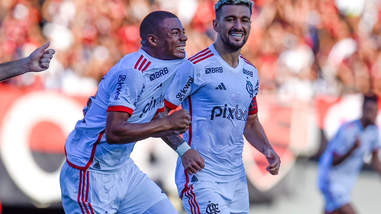 Arrascaeta defende De La Cruz no futebol: Cuidar dos nossos