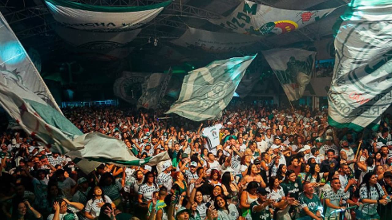 Cantor são-paulino tem show cancelado por organizada do Palmeiras em festa