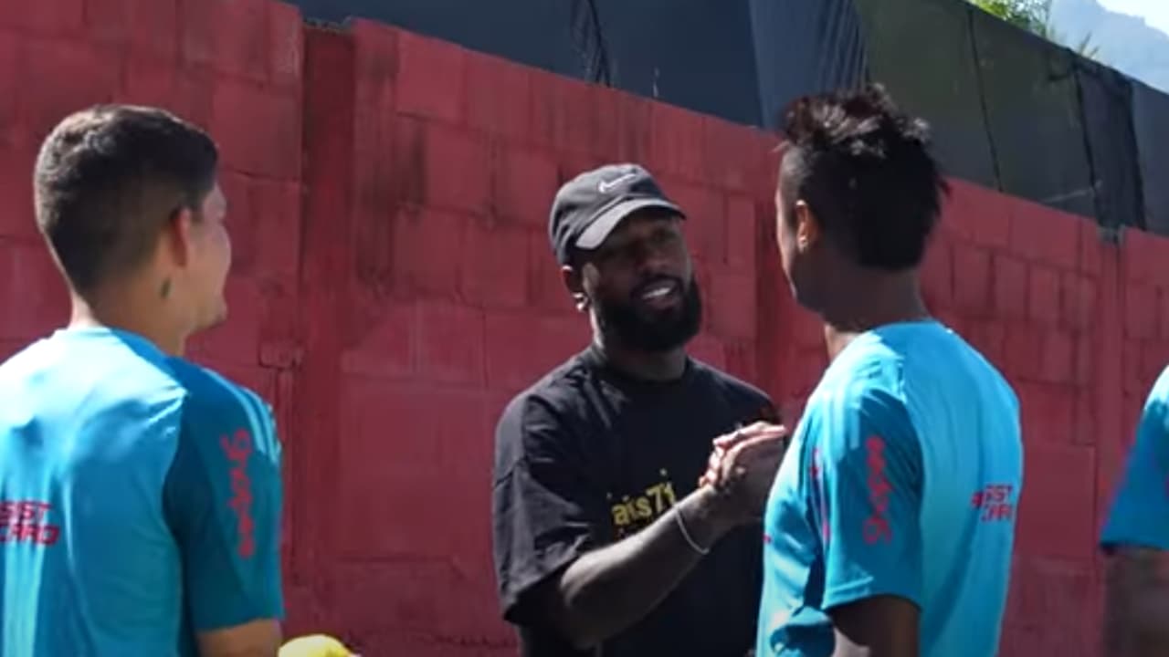 Gerson vai ao Ninho do Urubu e se despede de ex-companheiros no Flamengo