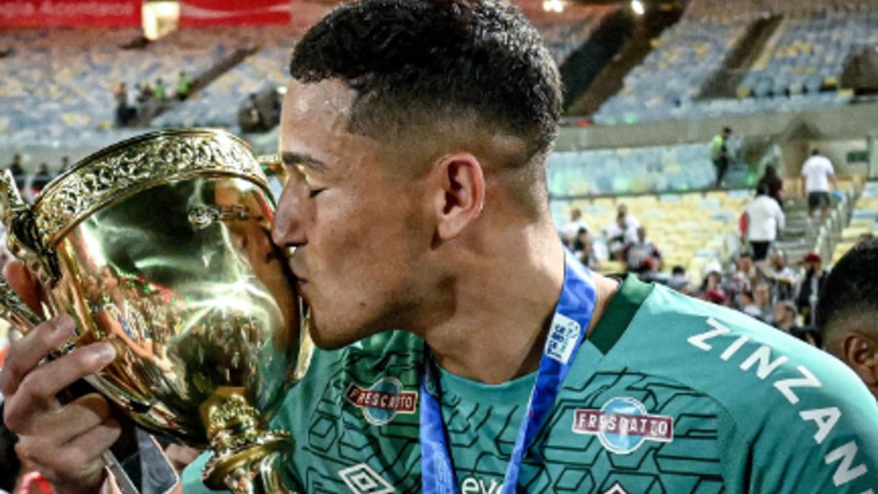 Coritiba exerce opção de compra, e goleiro se despede do Fluminense