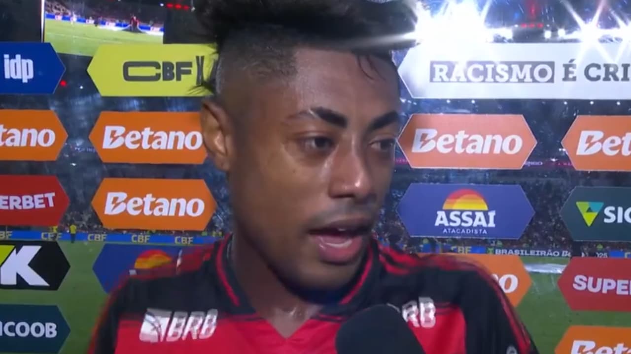 Árbitro admite erro em decisão de campo após fala de Bruno Henrique.