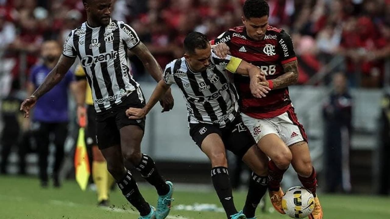 Flamengo busca manter liderança diante do Ceará no jogo como visitante.