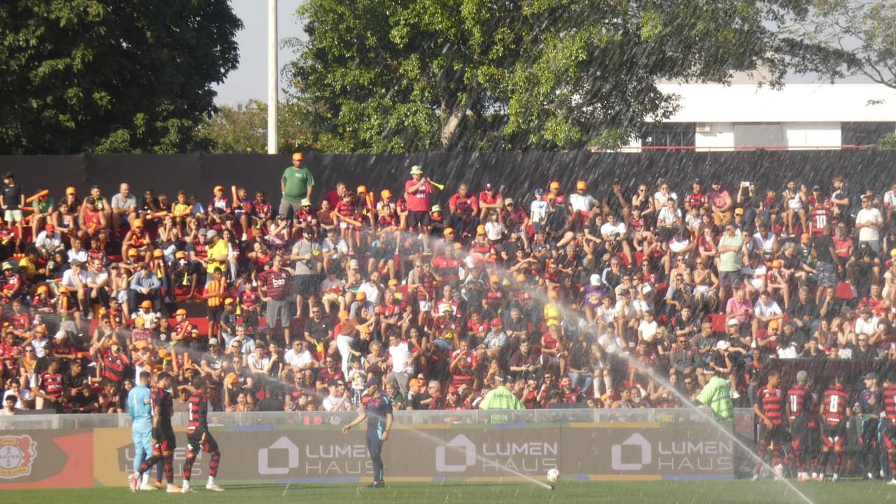 Torcida do Flamengo lota Gávea em amistoso contra o Bayer Leverkusen.