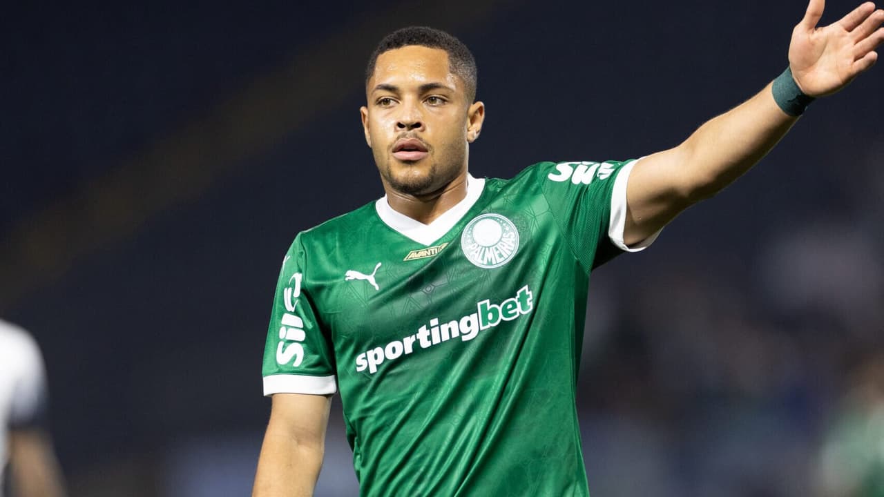 Jornalista analisa terapia de Vitor Roque no Palmeiras no futebol brasileiro.