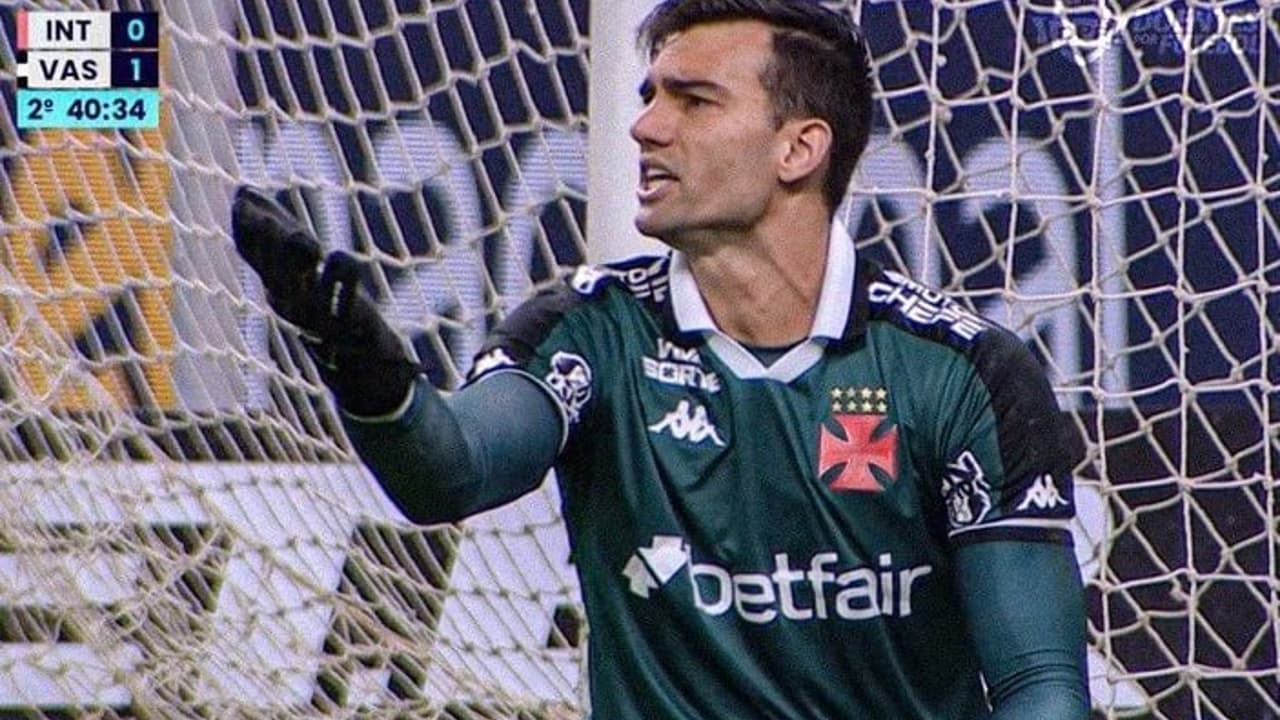 Leitura labial revela conversa de Léo Jardim com árbitro antes da expulsão