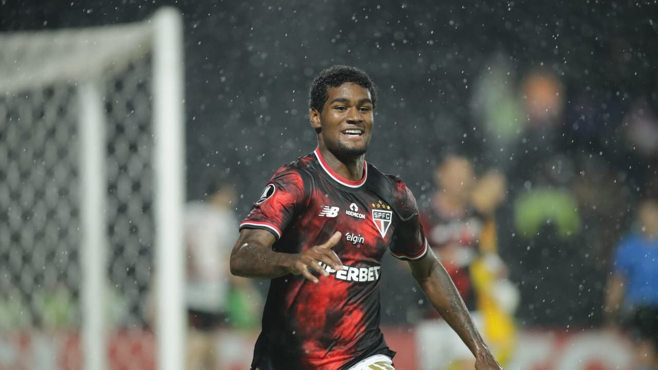 Lucas Ferreira preocupa e vira dúvida para o São Paulo em estreia de Crespo