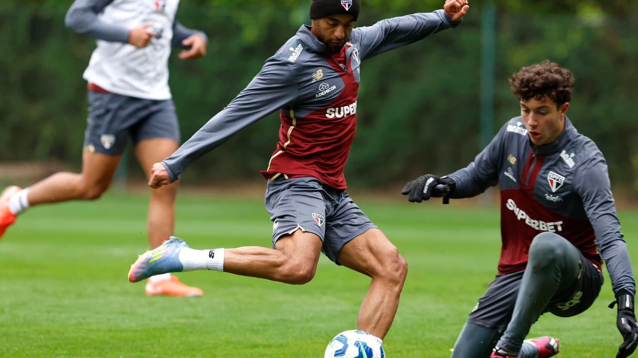 Lucas Moura e Ferreirinha treinam com base do São Paulo