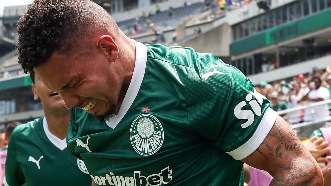 Paulinho, jogador do Palmeiras, realiza segunda cirurgia na canela.