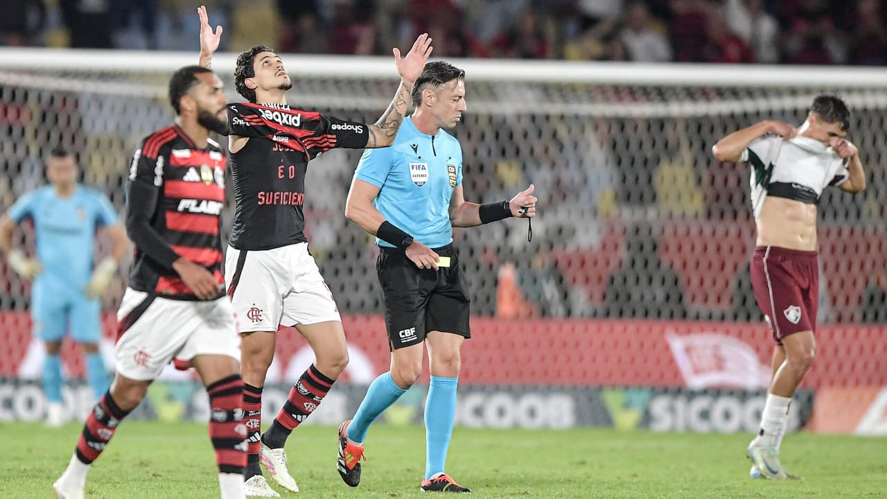Pedro alcança marca histórica de gols nos clássicos: confira!