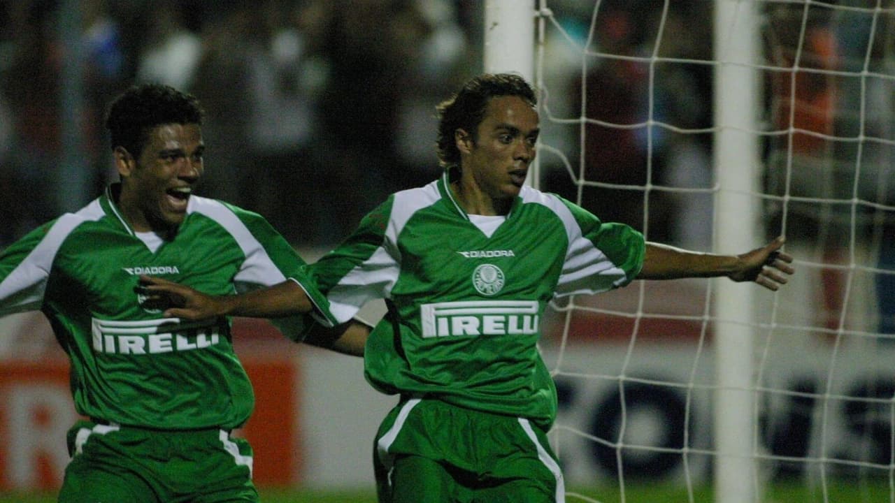 Lúcio, ex-lateral de Palmeiras e Grêmio, é procurado para entrevista sobre carreira.