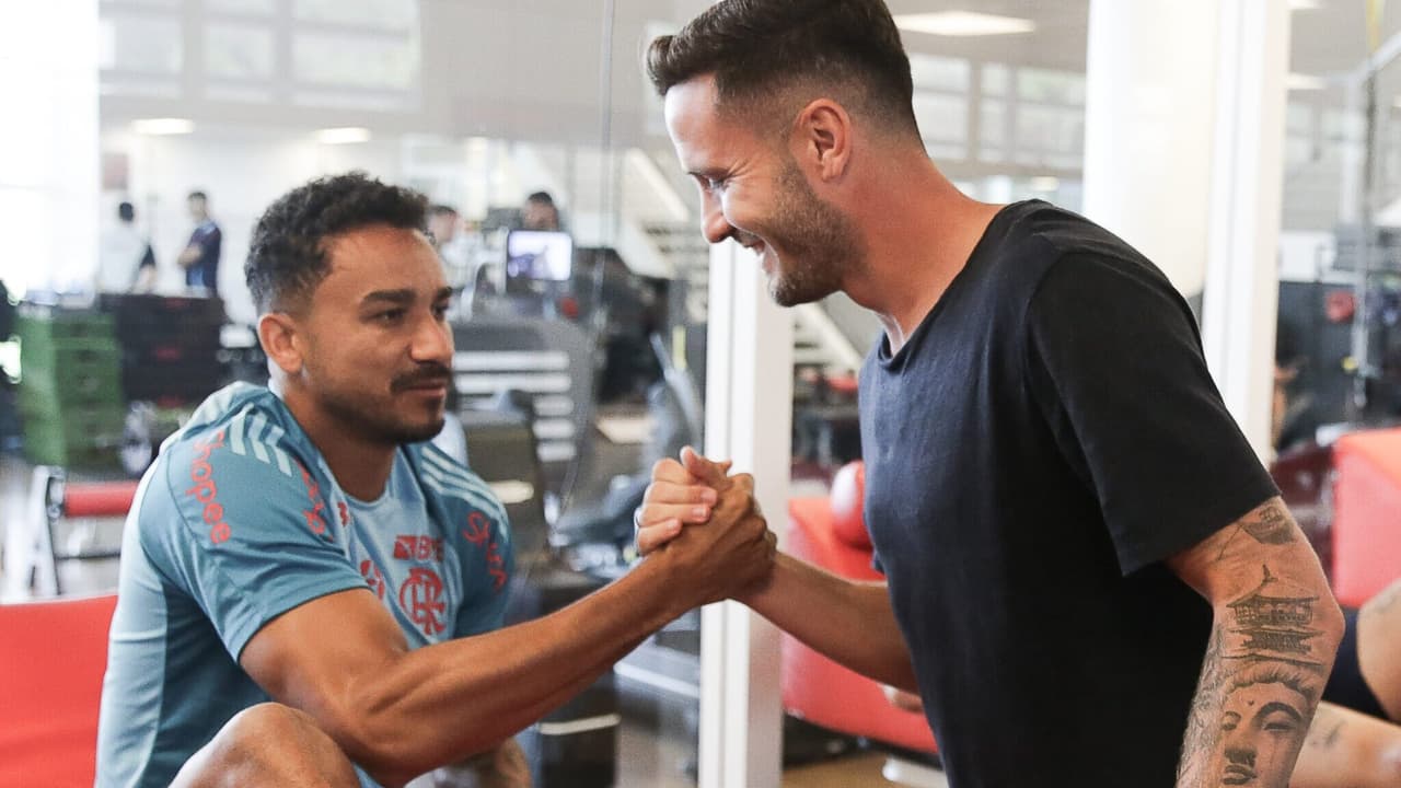 Reforço do Flamengo elogia estrutura do CT, comparando-a com a do Chelsea.