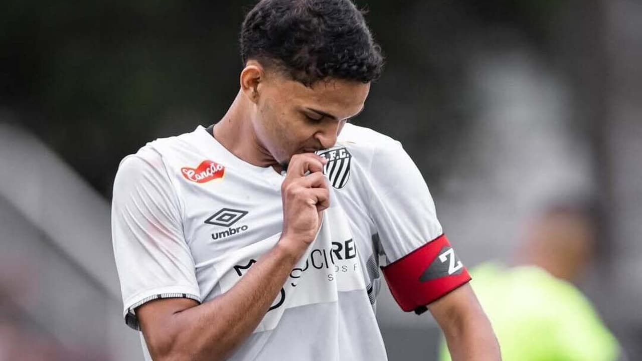 Santos blinda joia da base com contrato até 2028 e multa milionária