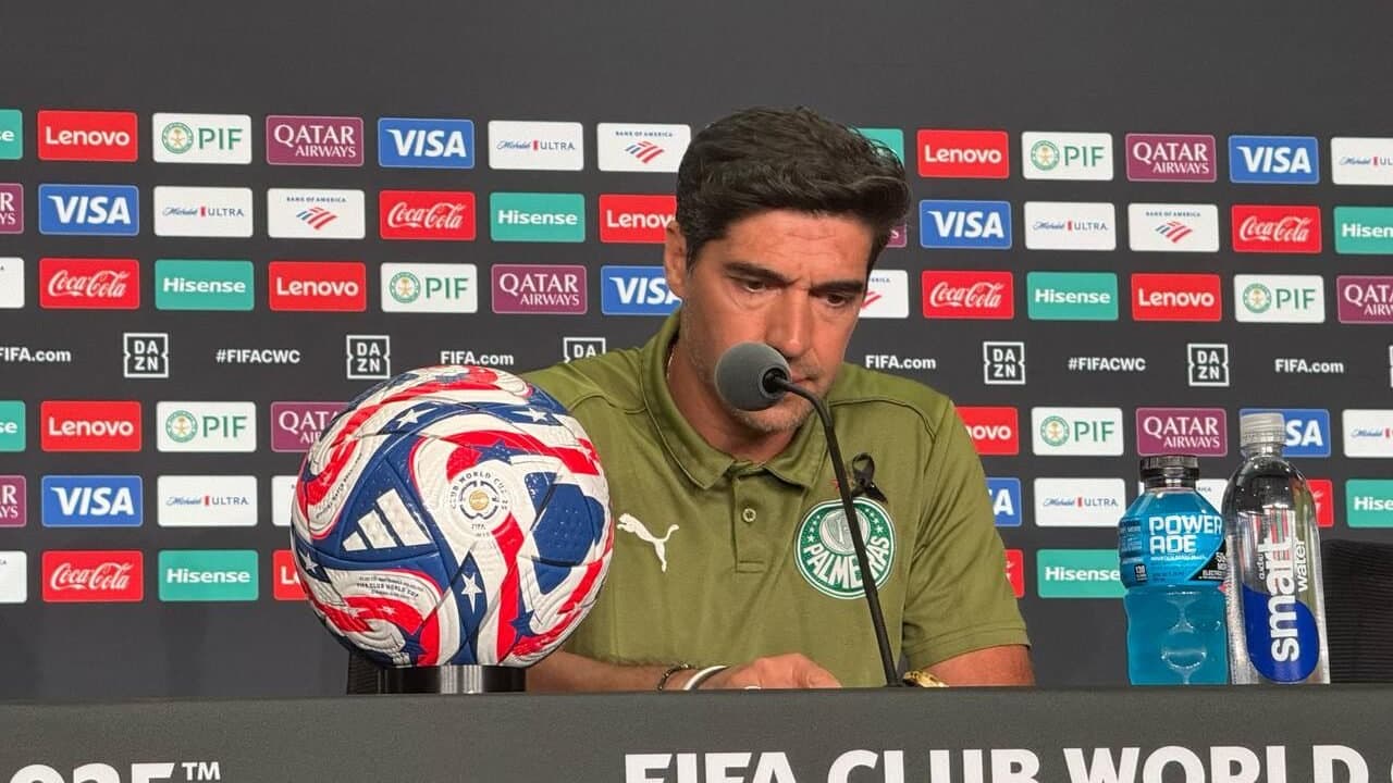 Abel reflete com elenco do Palmeiras sobre desempenho e cita Diogo Jota.