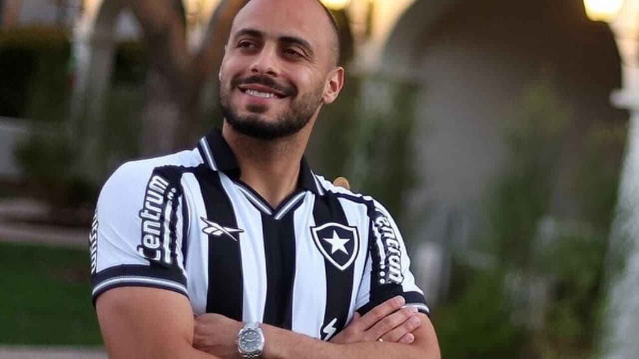 Arthur Cabral visita o pai na Paraíba, mas diz: 'Queria estar nos EUA com o Botafogo'