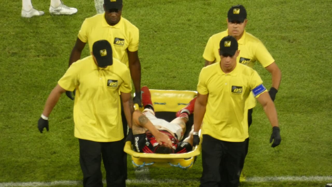 cirurgia em Ayrton Lucas do Flamengo após exposição óssea