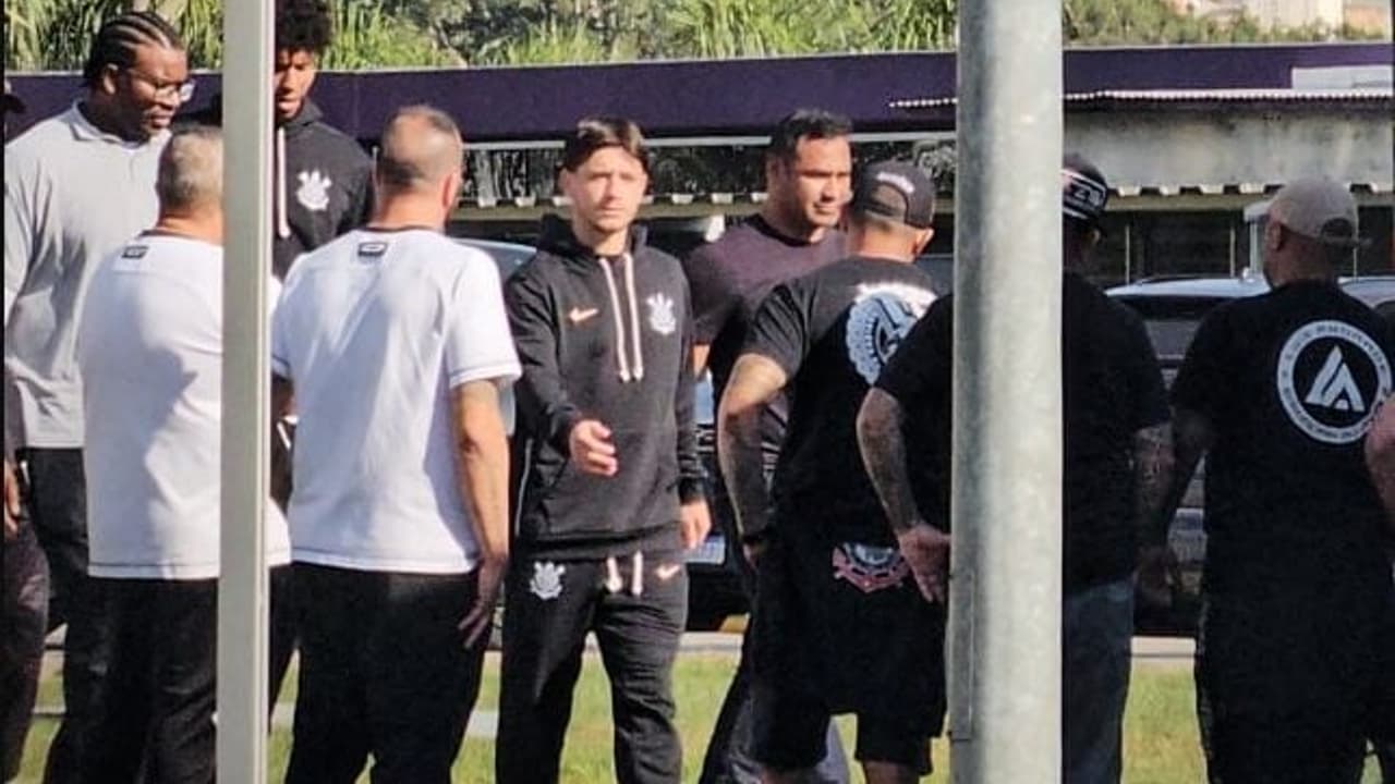 Organizada do Corinthians se reúne com jogadores e diretoria no CT